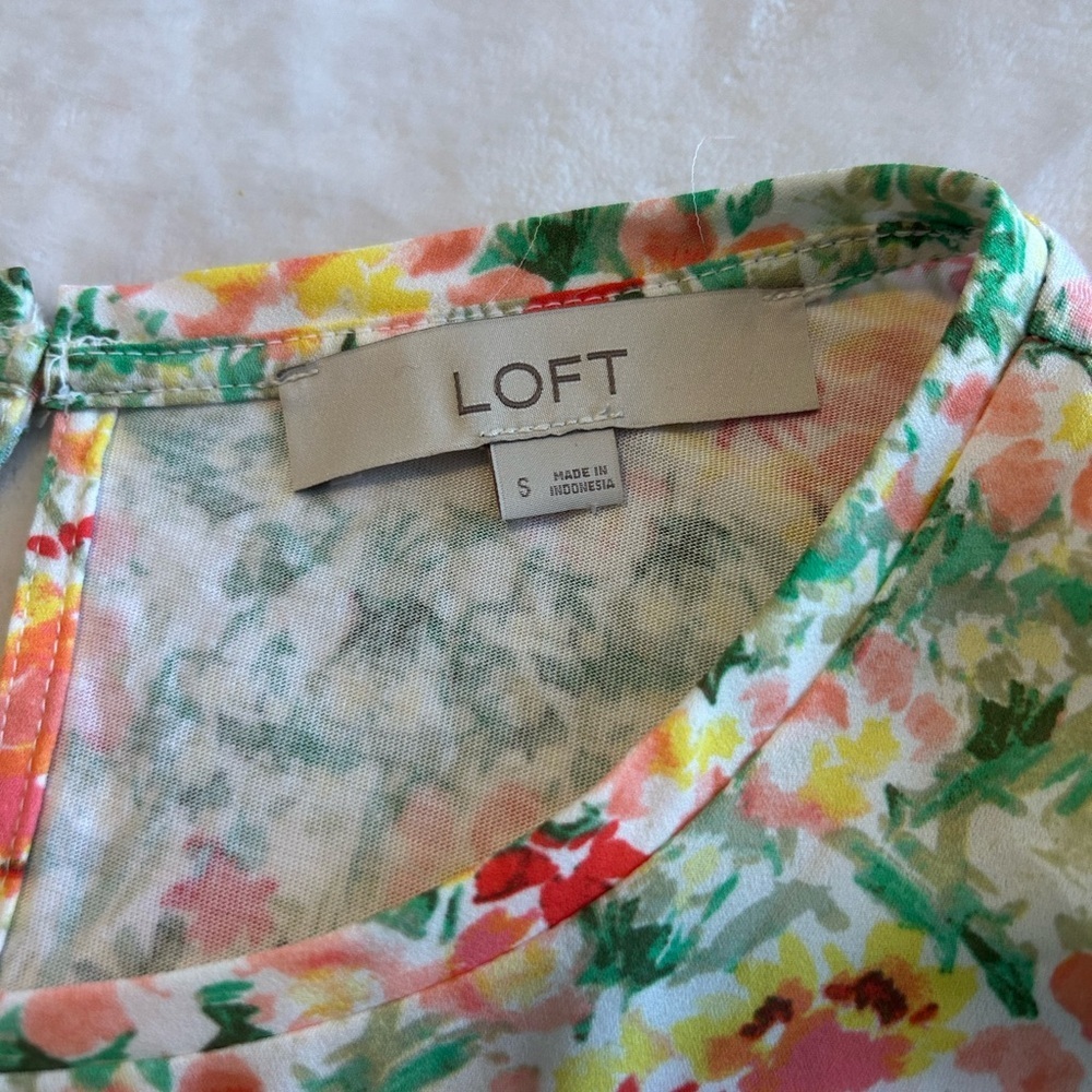 LOFT Green and Pink Floral Lightweight Blouse Sz S - Picture 4 of 7